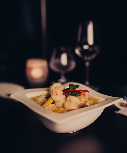 Scallops in Thai sauce served by candlelight